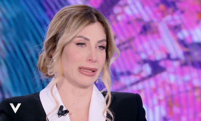 Paola Caruso a Verissimo aggiorna sulle condizioni del figlio dopo l’intervento: “È tutto il giorno che piango” preview
