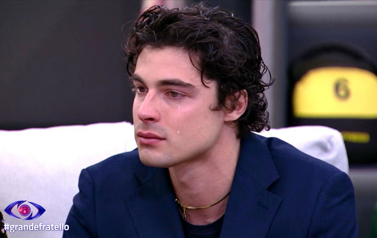 Grande Fratello, gli inquilini attaccano Vittorio Menozzi: “Non hai rispetto!”. Ma il web li smaschera (Video) article-post