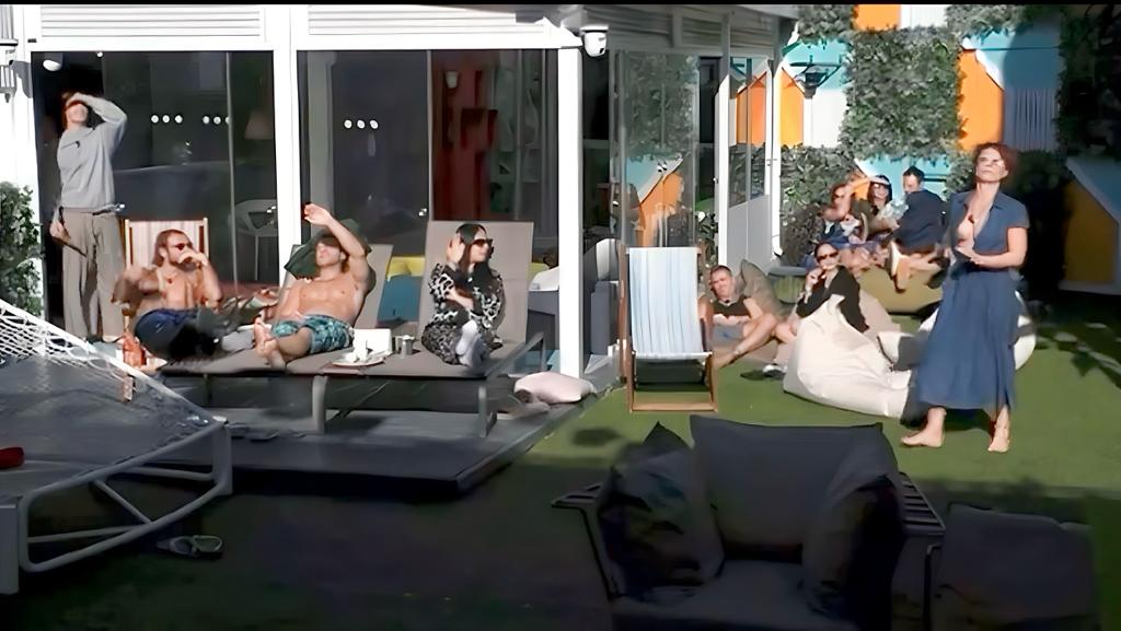 Grande Fratello, Beatrice Luzzi riceve un nuovo aereo dai fan: la reazione degli inquilini article-post