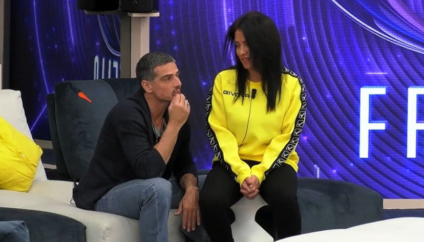 Grande Fratello, Monia Ferrera a Massimiliano Varrese: “Vedi che come amici andiamo bene?”. La reazione dell’attore preview