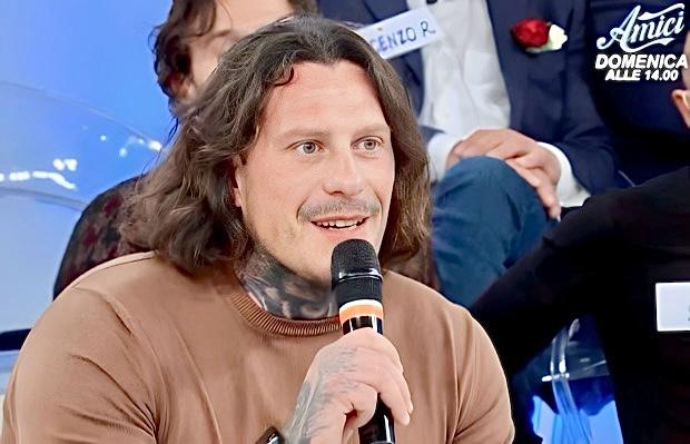 Uomini e Donne, Sergio Berni arriva per corteggiare Ida Platano e la ex compagna lo sbugiarda sui social preview