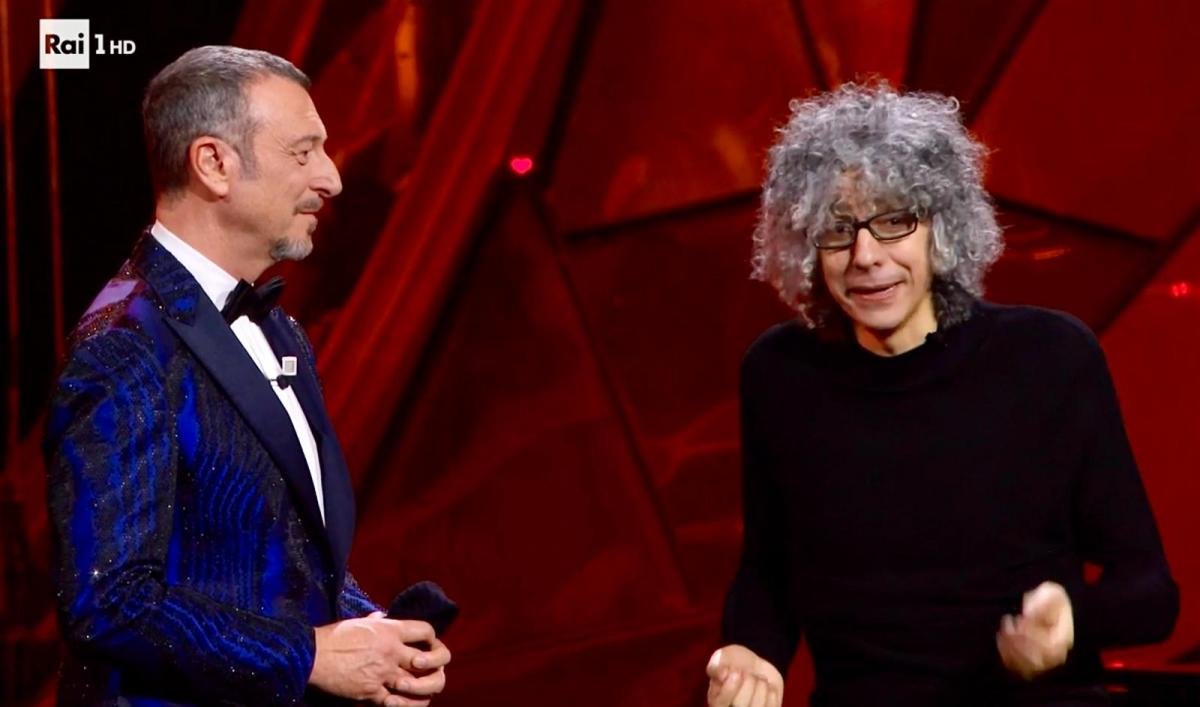 Sanremo 2024, seconda serata: Giovanni Allevi emoziona, John Travolta balla con Amadeus e Fiorello. La nuova top 5