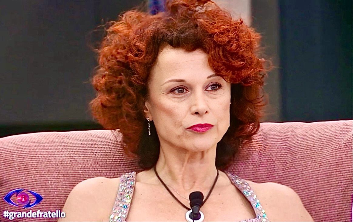 Grande Fratello, lo staff di Beatrice Luzzi manda un’ironica frecciatina agli inquilini citando Eva Bonelli: il video è subito virale article-post