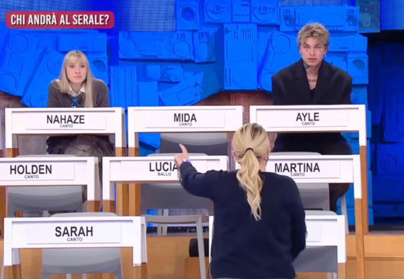 Amici 23, Ayle e Nahaze su tutte le furie con Anna Pettinelli per la maglia del serale offerta a Lil Jolie preview