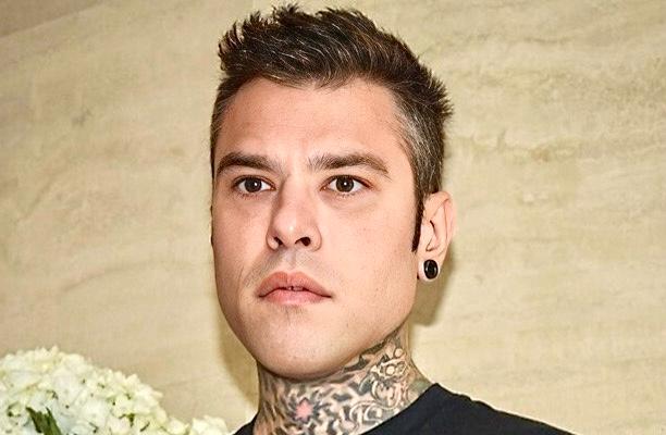 Fedez si sente male in aereo: trasportato in ambulanza appena atterrato in Puglia preview