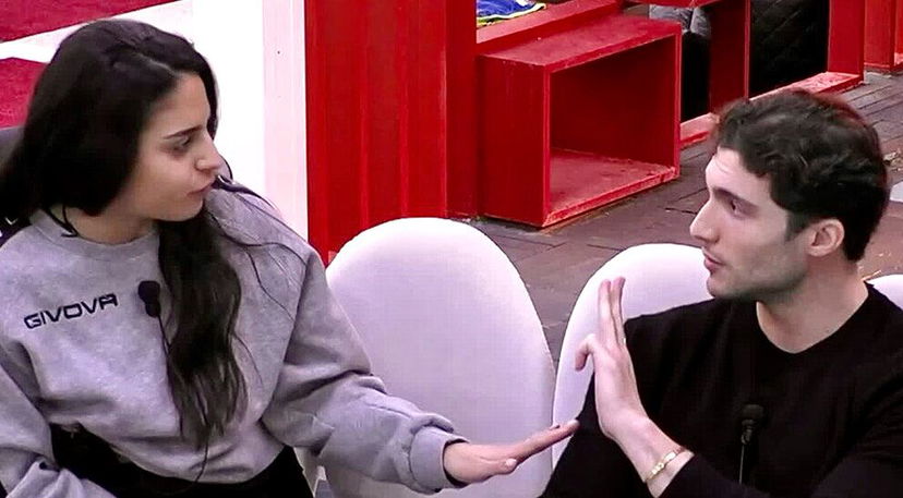 Grande Fratello, Federico Massaro critica Perla Vatiero e lei sbotta: “Non hai tatto, non vedi che non sto bene?” preview