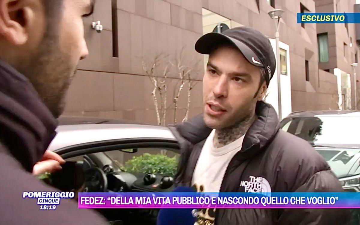 Pomeriggio 5, Fedez: “Se voglio privacy posso chiederla anche se sono stato un p0rnografo della mia vita fino all’altro ieri” article-post