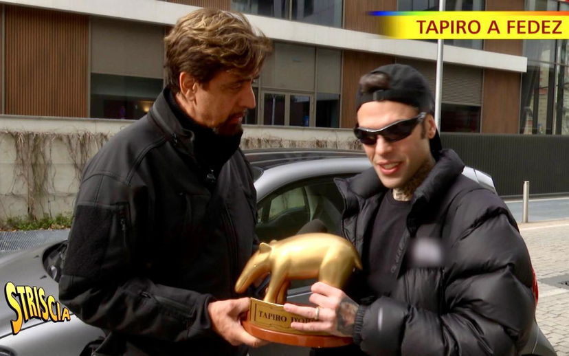 Striscia la Notizia, nuovo Tapiro d’Oro a Fedez che commenta la rottura con Chiara Ferragni: “Non mi interessa smentire” preview