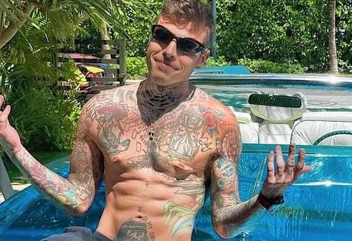 Fedez, una follower gli scrive “sembri quelle 50enni che si separano e devono mostrare di essere felici”: la replica del rapper preview