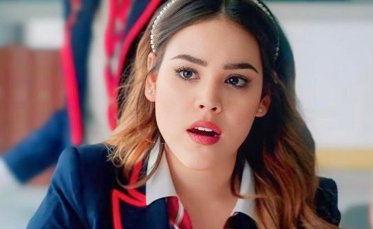 Élite, Danna Paola confessa di aver avuto una relazione con un attore del cast (finita perché lui è sparito all’improvviso) preview