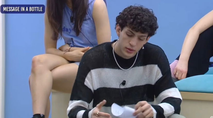 Amici 23, gli allievi si scrivono dei biglietti segreti e Mida rimane male per le parole ricevute: ecco chi gliele ha scritte preview