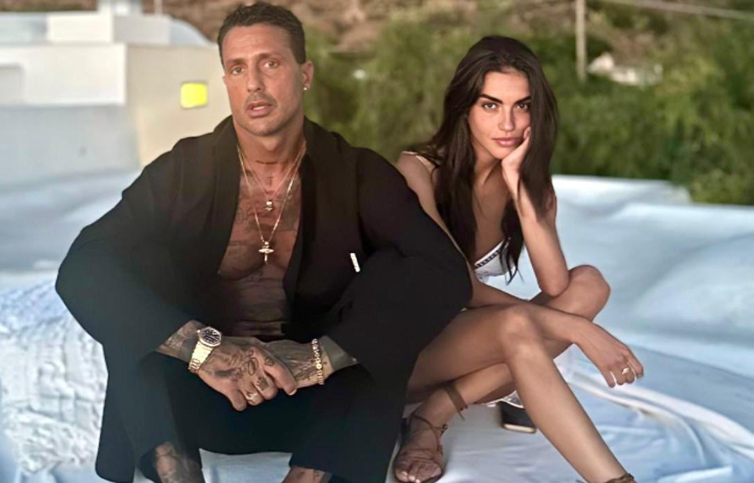 Fabrizio Corona, la compagna Sara Barbieri è in dolce attesa: “Divento papà a 50 anni, sono felicissimo!” article-post