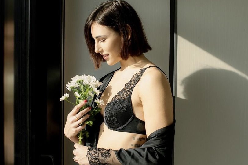 Amici, Giulia Pauselli decide di rifarsi il seno e spiega: “Non dobbiamo smettere di sentirci belle”