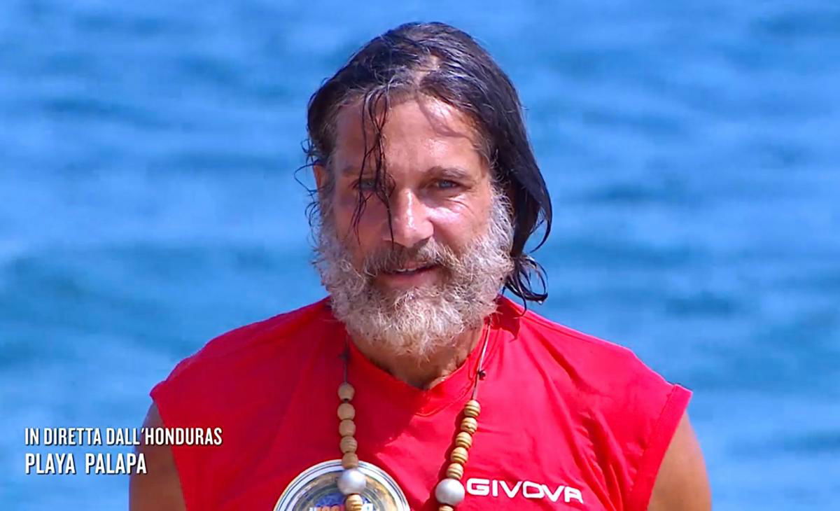 Isola 18, dodicesima puntata: Edoardo Stoppa primo finalista, eliminate Khady Gueye e Linda Morselli. I nominati sono…