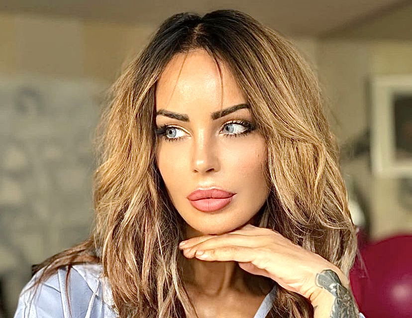 Nina Moric si scaglia duramente contro una collega: “È una stron*a, una falsa!” article-post