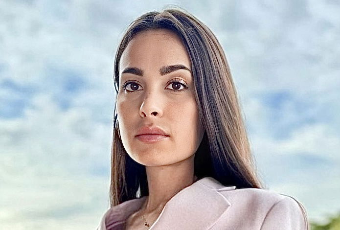 Uomini e Donne, Vittoria Deganello criticata per la foto senza reggiseno: “Il mio seno farà schifo, ma…” preview