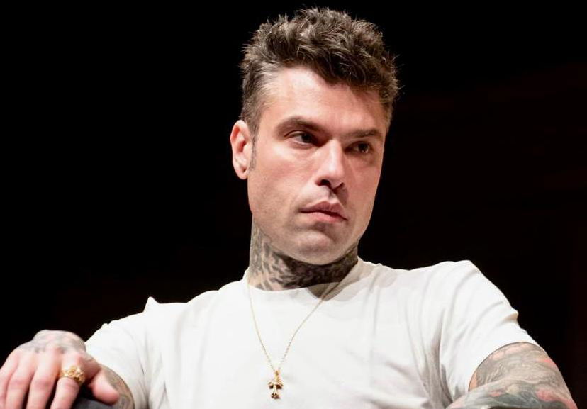 Fedez sorpreso a baciare una donna in discoteca: ecco chi sarebbe lei preview