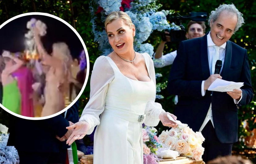 Simona Ventura e Giovanni Terzi sposi, al lancio del bouquet Valeria Marini lotta per prenderlo: “Lo avete distrutto!” (Video) preview