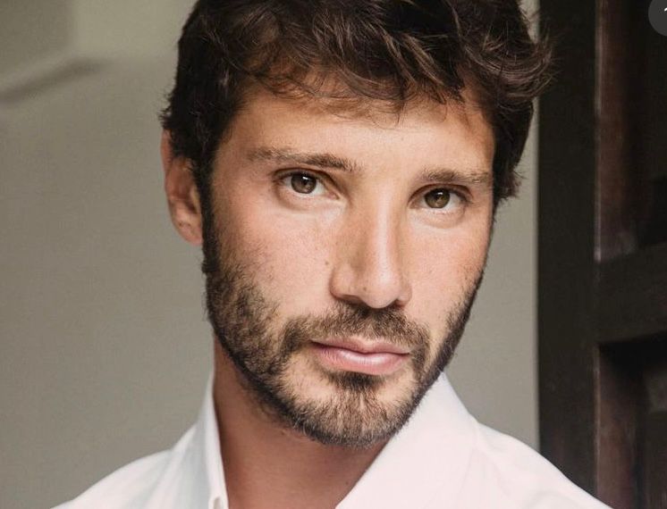 Stefano De Martino fidanzato con Angela Nasti? Il conduttore viene beccato in Sardegna con una misteriosa bionda (Foto) preview