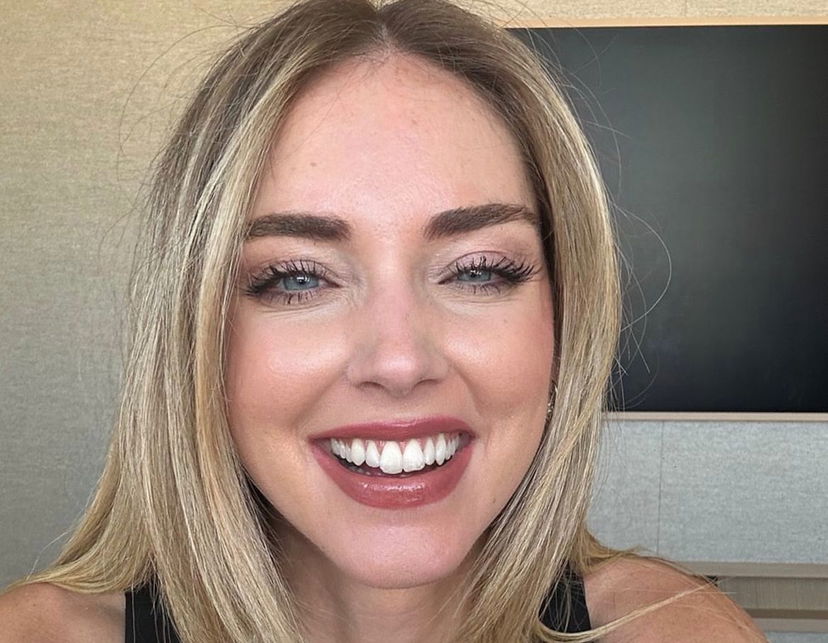 Chiara Ferragni paparazzata al mare col nuovo (presunto) compagno: la foto preview