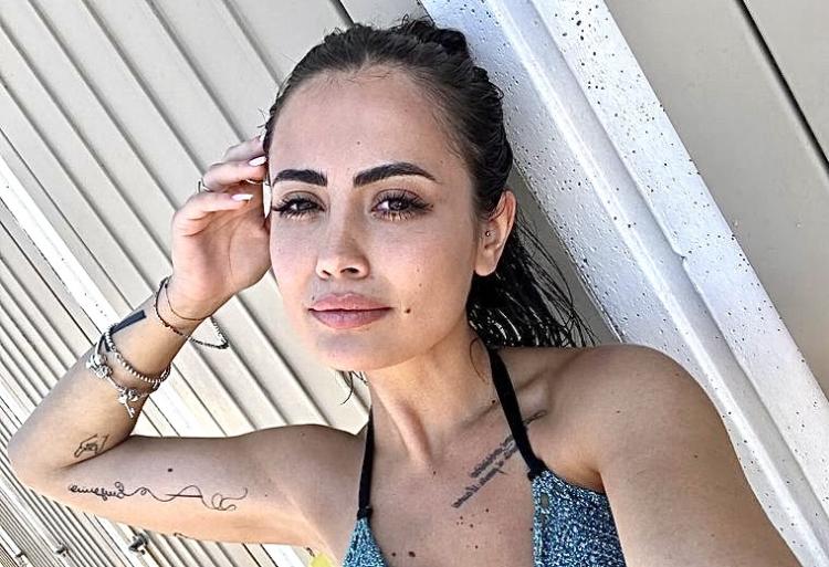 Uomini e Donne, Chiara Rabbi sbrocca: “Siete voi che date hype a ‘sti quattro morti di fama con la 3ª media e la 4ª di reggiseno fake, svegliatevi!” preview