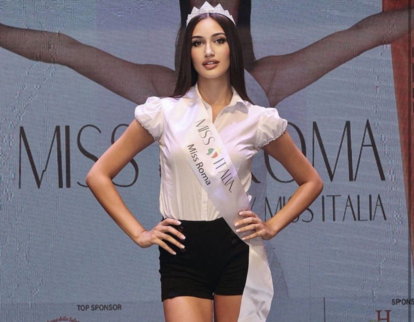 Miss Italia cambia registro e le ragazze sfilano in camicetta e pantaloncini: il motivo preview