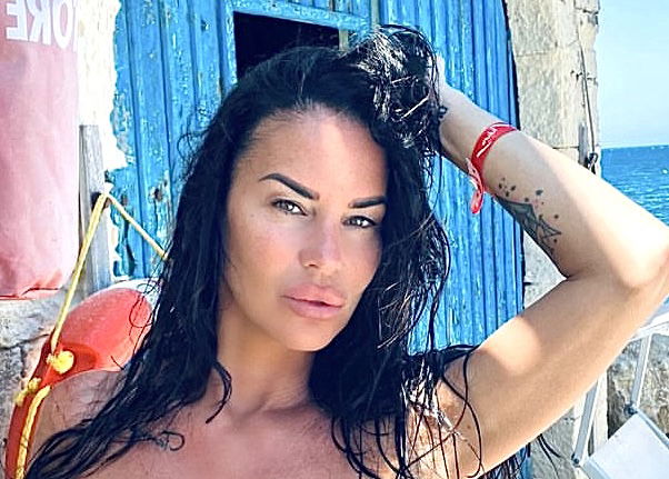Gf Vip, Antonella Mosetti spiega per quale motivo è sbarcata su 0nlyFans e poi rivela: “Ho il cuore impegnato, storia difficile” preview