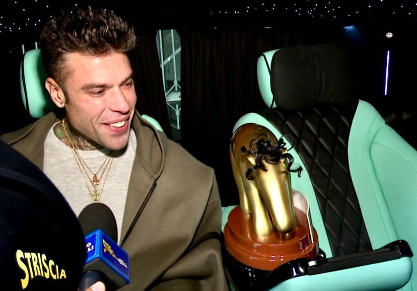 Fedez riceve il Tapiro D’Oro dopo il dissing con Tony Effe: “Io rapper cattivo? In realtà sono un cogli*ne!” preview
