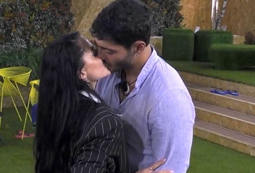 Grande Fratello, bacio (per gioco) tra Javier e Shaila e lui confessa: “Lei mi piace” preview