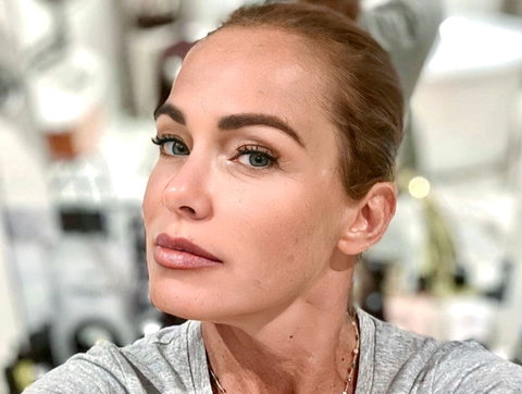 Sonia Bruganelli sarcastica sui social: “Ho le rughe, sono vecchia e il mio compagno sta con me solo per i soldi, ma…” preview