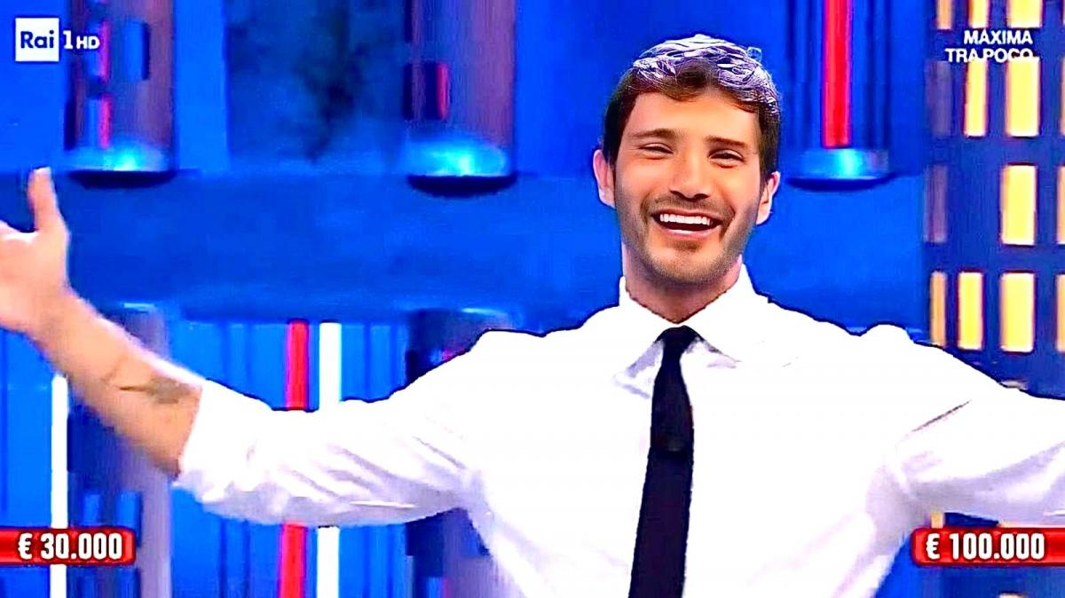 Affari Tuoi, ottimo esordio per Stefano De Martino che fa il boom di ascolti (ma non senza polemiche!)