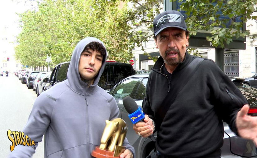 Tony Effe riceve il suo primo Tapiro d’Oro a Striscia la Notizia: la reazione è strana (Video) preview