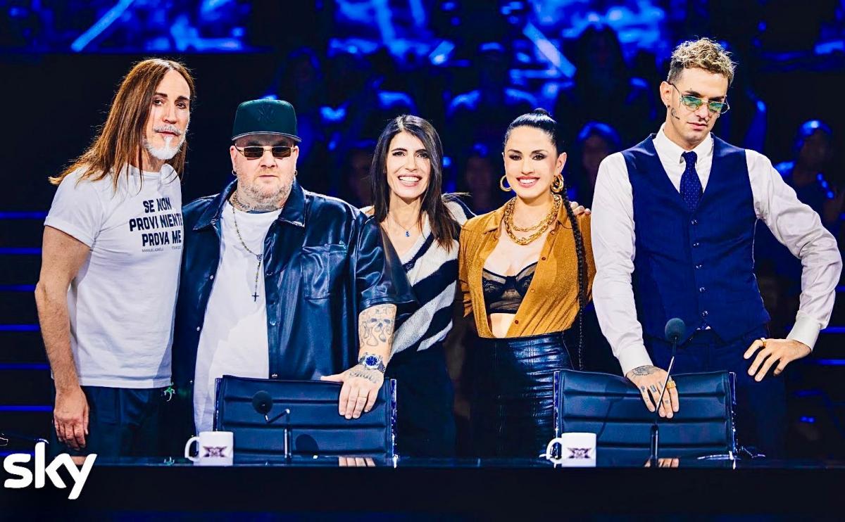 X Factor 2024, tutte le novità dalla conferenza stampa: “Cerchiamo più sostanza perché la forma ha rotto i c*gli*ni!”