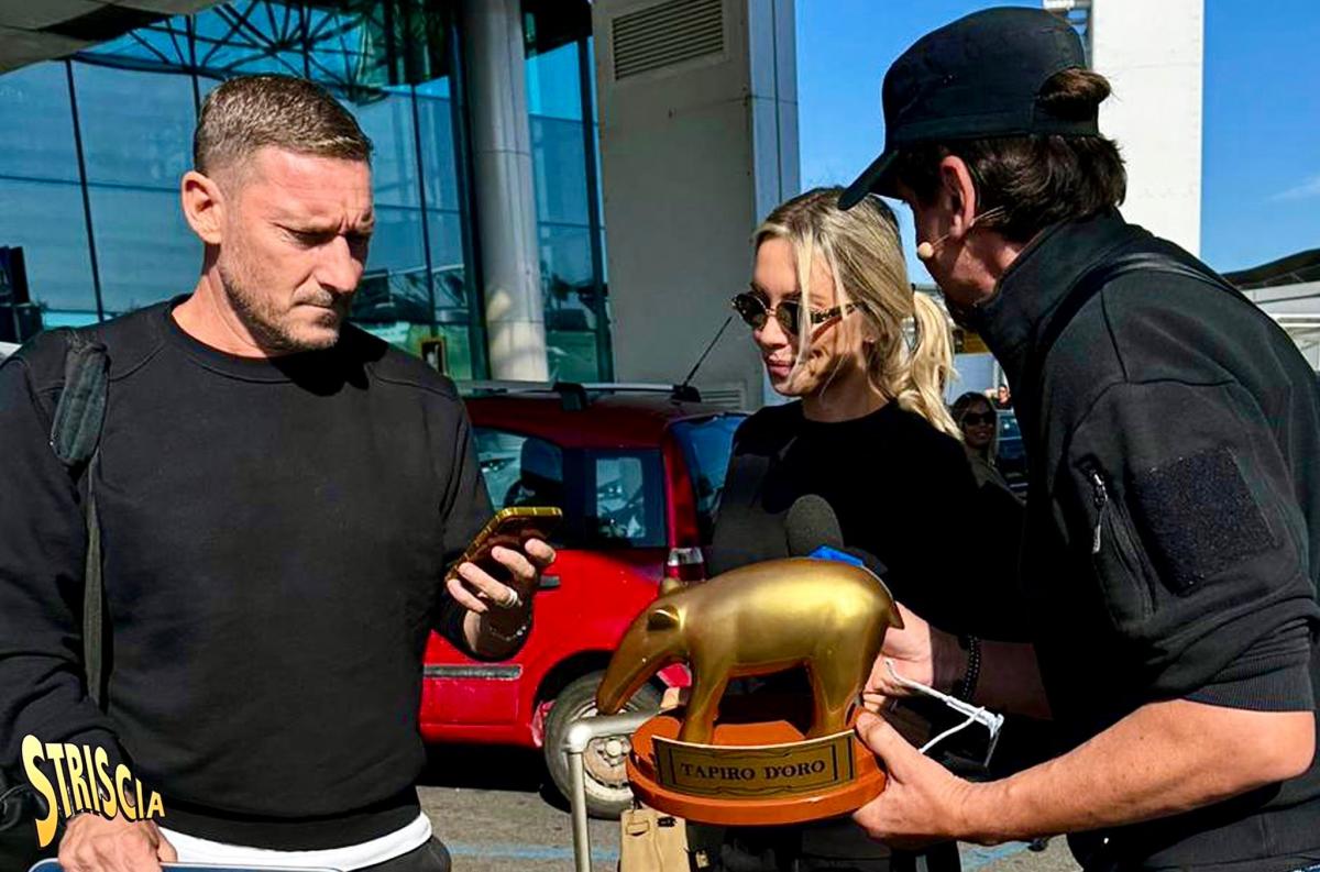 Striscia la Notizia, Tapiro d’Oro a Francesco Totti e Noemi Bocchi dopo la paparazzata con Marialuisa Jacobelli: la piccata reazione