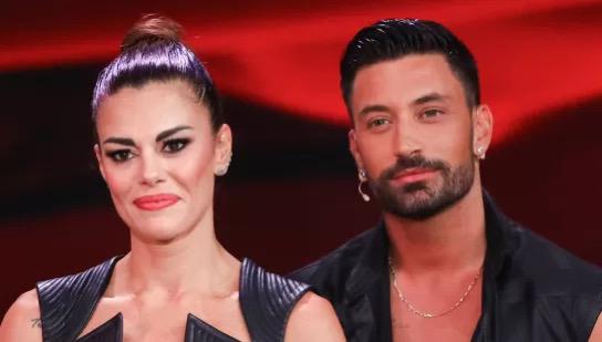 Ballando con le Stelle 19, Bianca Guaccero e Giovanni Pernice non si lasciano più: lei lo ha portato in Puglia dalla sua famiglia