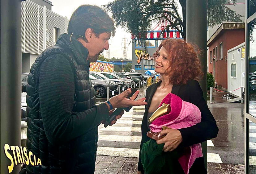 Beatrice Luzzi riceve il Tapiro d’Oro dopo che Alfonso Signorini l’ha definita “esperta di piumoni” nell’ultima puntata del Grande Fratello preview