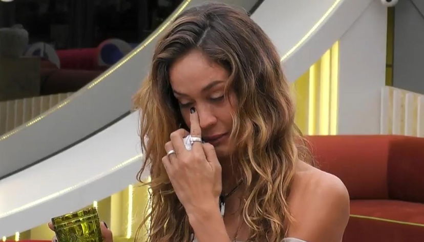 Grande Fratello, Helena Prestes scoppia in lacrime: “Sono innamorata di Lorenzo!” preview