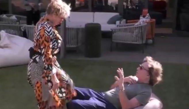 Grande Fratello, Enzo Paolo Turchi fa una scenata di gelosia a Carmen Russo per colpa di un coinquilino (Video) preview