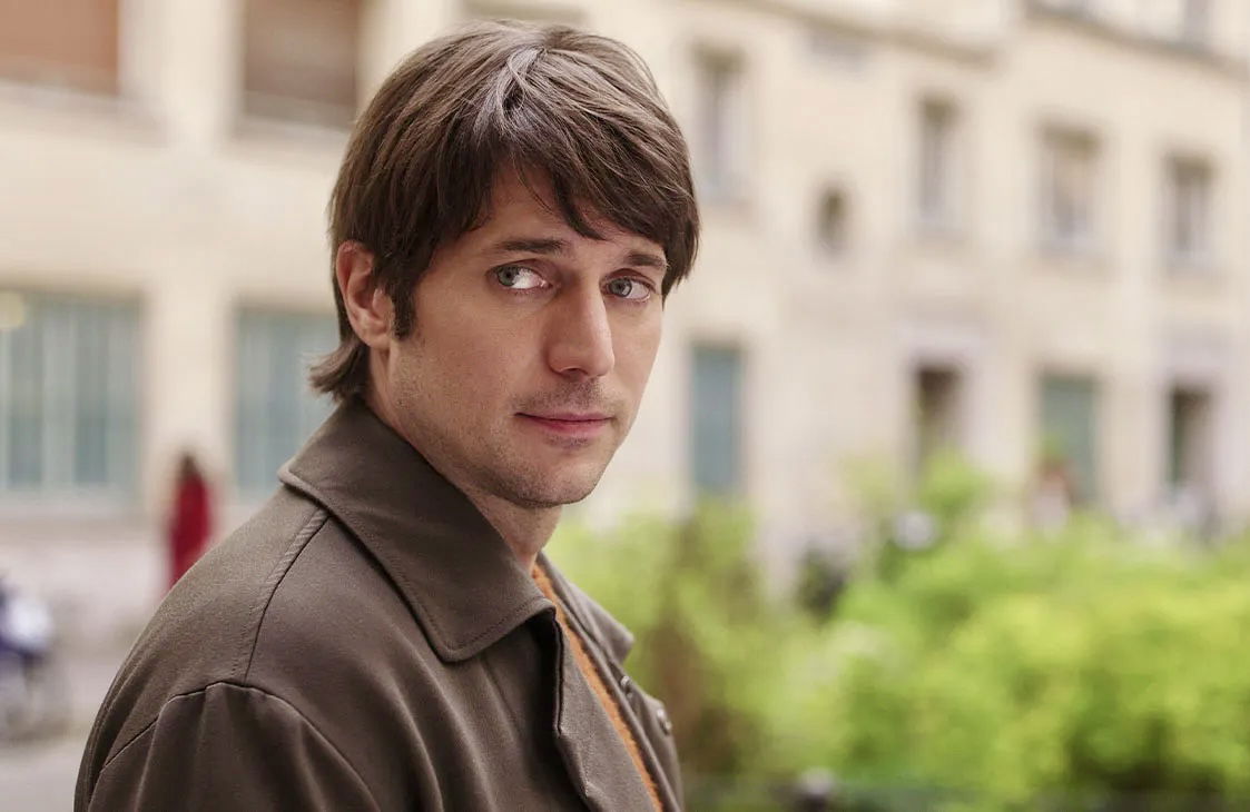 Emily in Paris, Lucas Bravo potrebbe non tornare nella prossima stagione: “È diventato poco divertente girare le scene” article-post