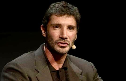 Stefano De Martino svela qual è la sua tattica di seduzione con le donne poi ammette: “Bugie? Ne ho dette tante!” article-post