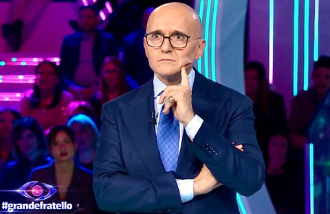 Alfonso Signorini spiega il motivo del suo silenzio: “Non è debolezza, è forza trattenuta, un silenzio scelto può fare più rumore di qualsiasi urlo” preview
