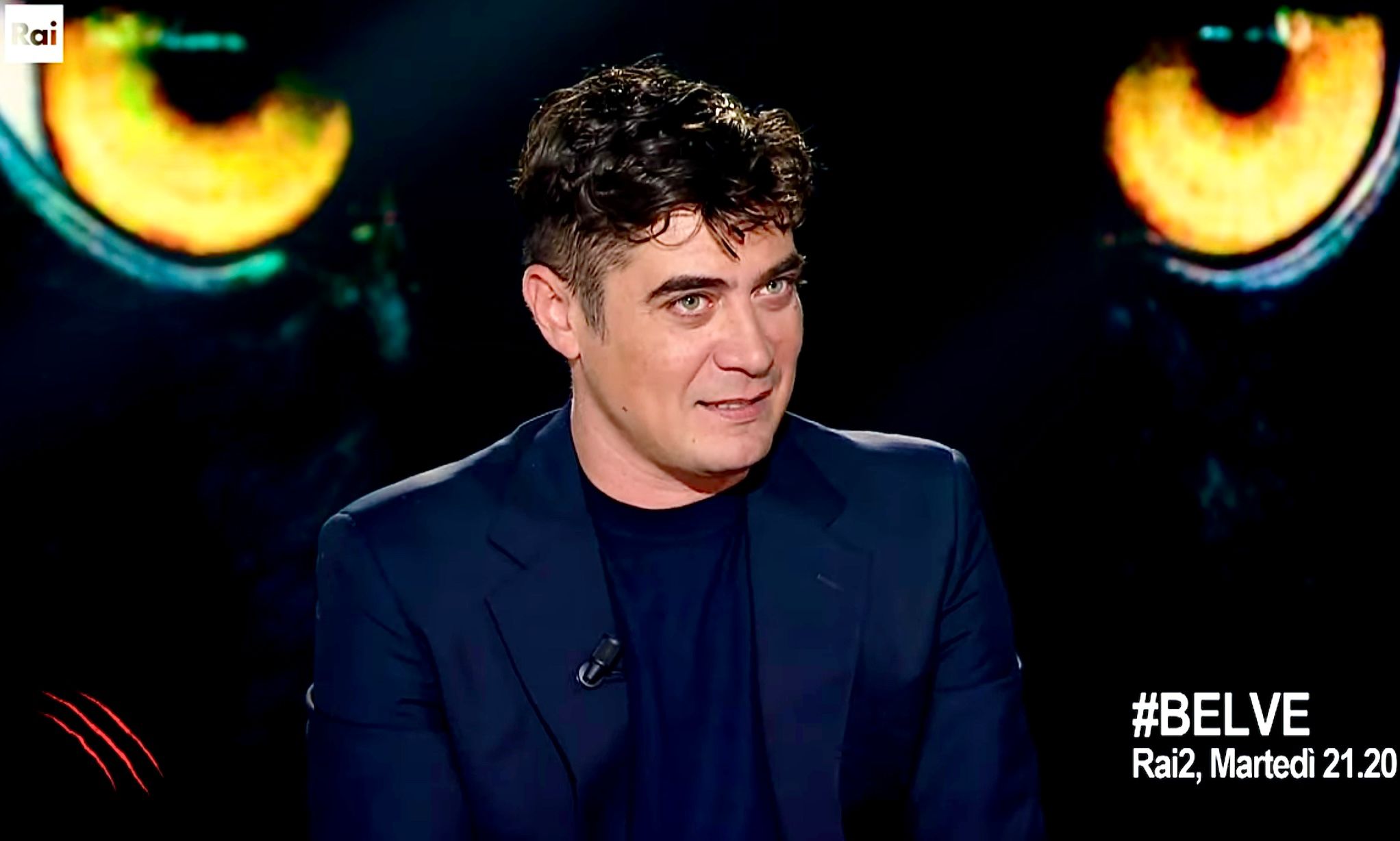 Belve, Riccardo Scamarcio parla dell’iconica scena di sess0 con Monica Bellucci poi ammette: “Le dr0ghe? Ho provato quasi tutto ma…”