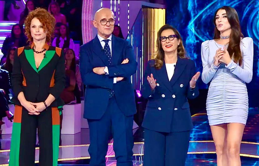 Grande Fratello verso la chiusura anticipata? “Riunione d’emergenza a Mediaset dopo i disastrosi ascolti di ieri”, il retroscena preview