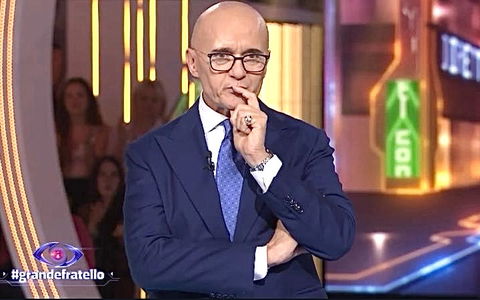 Alfonso Signorini indagato per violenza sessuale ed estorsione dopo la querela di Antonio Medugno preview