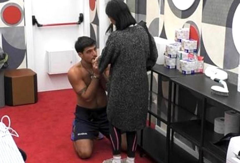 Grande Fratello, Lorenzo si inginocchia ai piedi di Jessica: “Javier ha tutti dalla sua, non penso che sotto le coperte sia stato zitto” preview