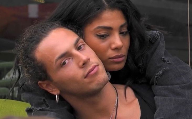 Grande Fratello, Yulia e Giglio non si nascondono più: arrivano i baci alla luce del sole (Video) preview