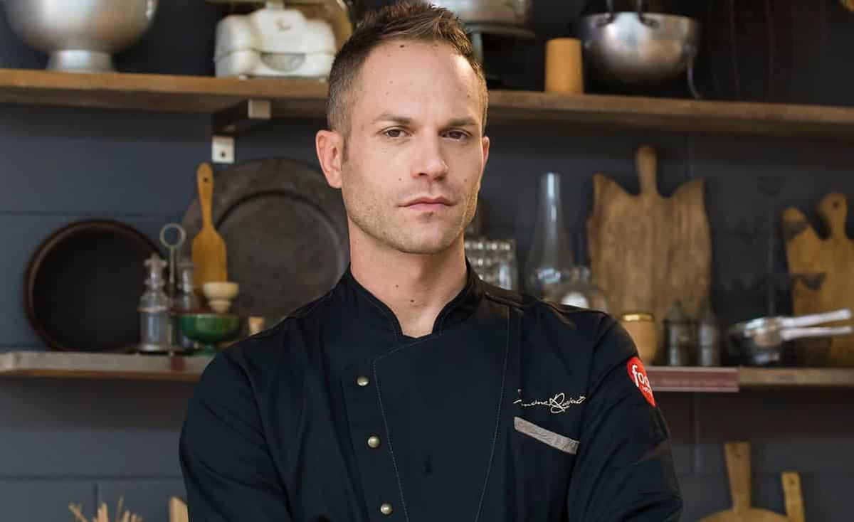 Simone Rugiati scende in strada e minaccia i vicini con un coltello: “Scendete, scendete tutti” article-post