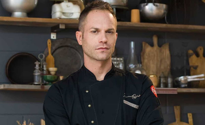 Simone Rugiati scende in strada e minaccia i vicini con un coltello: “Scendete, scendete tutti” preview