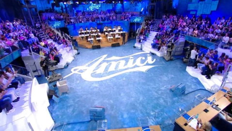 Amici, cantante ex protagonista del talent risponde ad alcune domande sulla sua sfera intima: “Mi piacciono gli odori forti e gli insulti a letto!” preview
