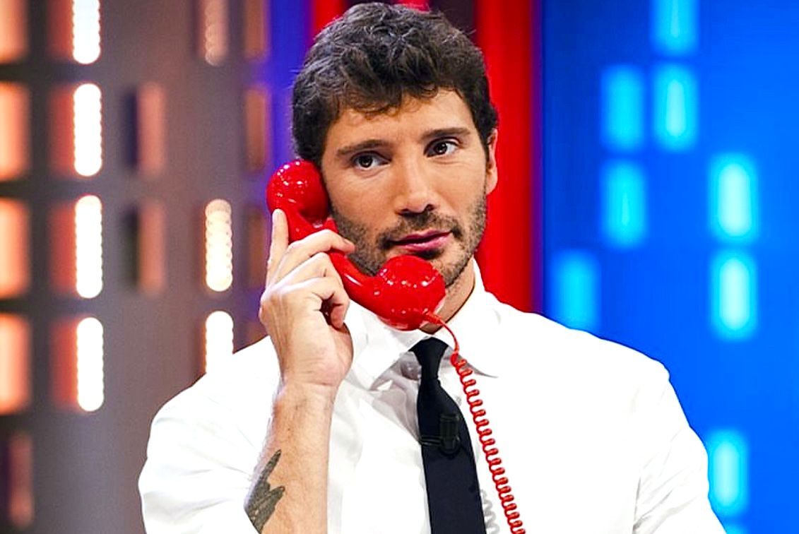 Stefano De Martino: “Ad Amadeus ho scritto un messaggio. Sanremo? La clausola per farlo c’è nel mio contratto ma…” article-post